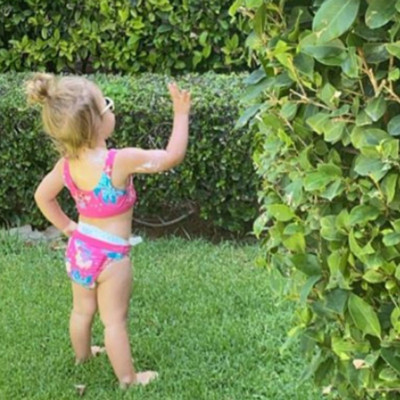 Γνωστή παρουσιάστρια φωτογράφισε την κόρη της στον κήπο με μαγιό