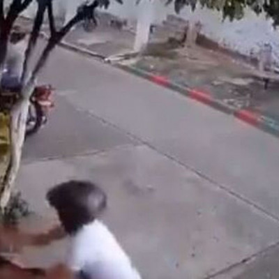 Γιαγιά-νίντζα λιντσάρει ληστή που θέλησε να της πάρει την τσάντα (video)
