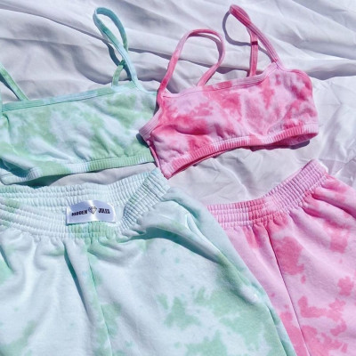 Βρήκαμε πώς θα κάνεις tie-dye τα ρούχα σου μόνο με φρούτα