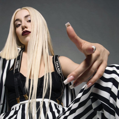 Κανένας δε γελάει με το νέο τραγούδι «Who’s Laughing Now?» της Ava Max