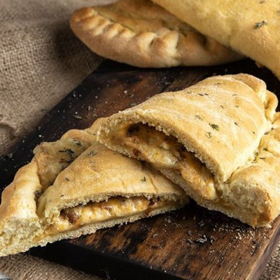 Άκης Πετρετζίκης: Καλτσόνε με λιαστή ντομάτα