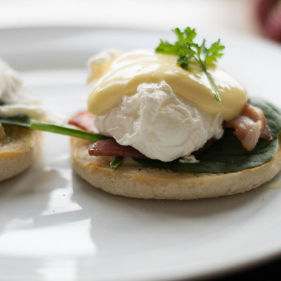 Eggs Benedict: Η λαχταριστή συνταγή με τα 12 εκατομμύρια views