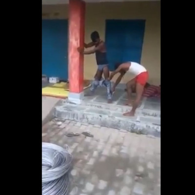 Έμεινε ακίνητος για 7 ώρες γιατί είχε μπει κόμπρα στο παντελόνι του (videos)