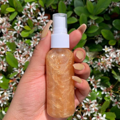 Βρήκαμε πώς θα φτιάξεις το δικό σου λάδι σώματος με λάμψη