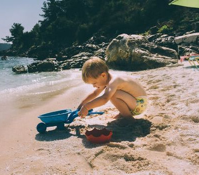 Παιδιά στον ήλιο: 5+1 συμβουλές για να επιλέξεις το κατάλληλο αντηλιακό για τα μικρά σου