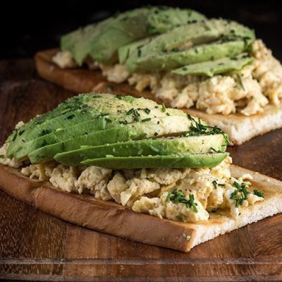 Αβοκάντο τοστ με αβγά scrambled από τον Άκη Πετρετζίκη