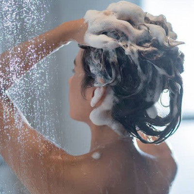 Πώς θα κάνεις τα μαλλιά σου να μην δείχνουν ξηρά και ταλαιπωρημένα το καλοκαίρι