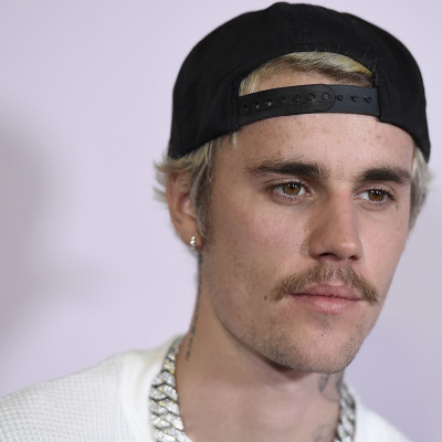 O Justin Bieber εμφανίζεται με το περίεργο εκείνο στιλ που λατρεύει
