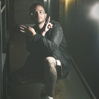 O iLLEOo κάνει επικό comeback με το νέο «MMM NANA»