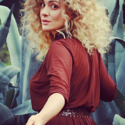 Νατάσσα Μποφίλιου: Το σπάνιο βίντεο από τα 16 της να τραγουδά θα σε μαγέψει