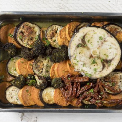 Άκης Πετρετζίκης: Ψητός ξιφίας με λαχανικά