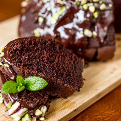 Άκης Πετρετζίκης: Κέικ με γιαούρτι και μαύρη μπίρα