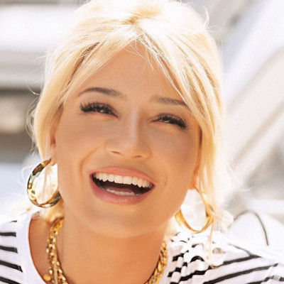 Φαίη Σκορδά: Ποζάρει άβαφη σε μια φωτογραφία αγκαλιά με τον γιο της