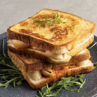 Toστ με ζυμαρικά από τον Άκη Πετρετζίκη