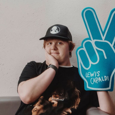 Lewis Capaldi: Η τρομερή διάκριση που κάνει το track του anthem της εποχής