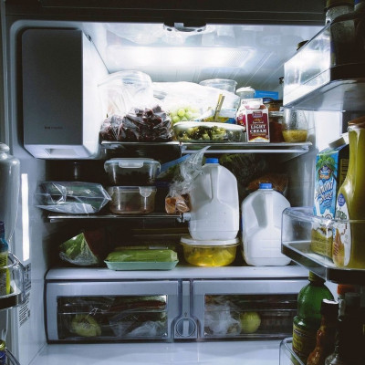 Αυτά είναι τα φυσικά κόλπα για να μην βρωμάει το ψυγείο σας (photos)