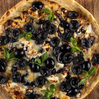 Πίτσα με φέτα και σταφύλια από τον Άκη Πετρετζίκη