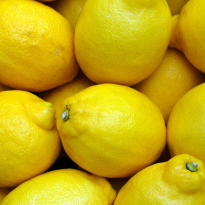 Τρύπησε λεμόνι στην κορυφή - Το τρομερό κόλπο (video)