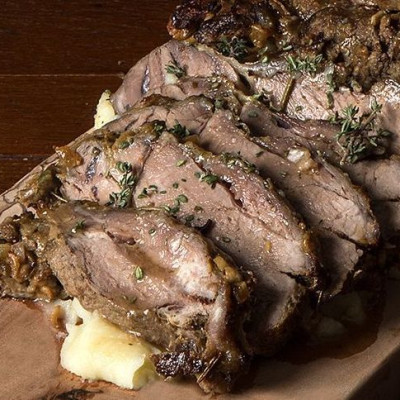 Άκης Πετρετζίκης: Αρνί μπούτι φιλέτο στον φούρνο