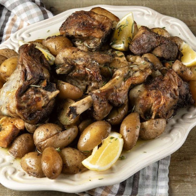 Άκης Πετρετζίκης: Αρνί κλέφτικο