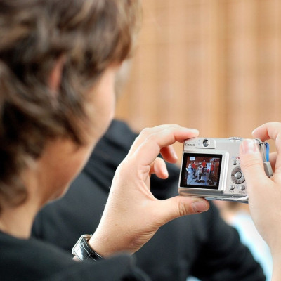 Είδαν περίεργη φιγούρα σε οικογενειακή φωτογραφία - Αρρώστησε η μητέρα (photos)