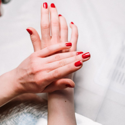 Λέρωσες με βερνίκι νυχιών το ρούχο σου; Υπάρχουν τρόποι να το καθαρίσεις