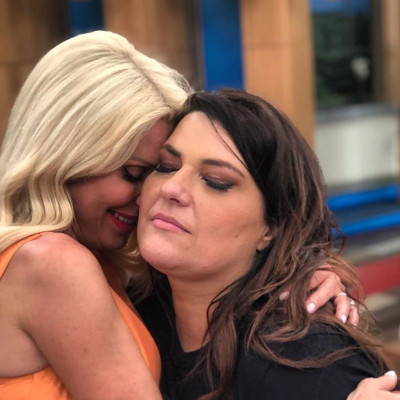 Κατερίνα Ζαρίφη: Ποζάρει με ολόσωμο κόκκινο μαγιό και ήρθε η ώρα να τη δεις