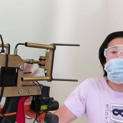 Κορονοϊός: Έφτιαξε «όπλο» για να εκτοξεύει μάσκες σε εκείνους που δεν φορούν (video)