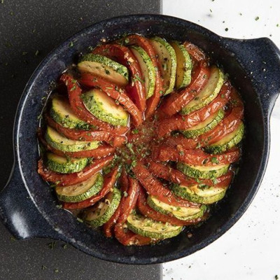 Ο Άκης Πετρετζίκης φτιάχνει ρατατούι με ντομάτα και κολοκυθάκι