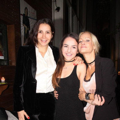 Σφιχτές αγκαλιές και γέλια για την Ελένη Λυκουρέζου & τη Ζένια Μπονάτσου