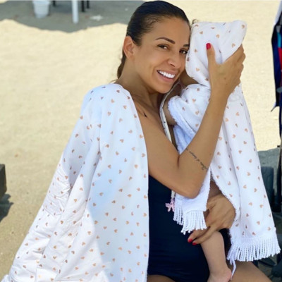 Σκέτη γλύκα η κόρη της Ελένης Χατζίδου - Δείτε τι κάνει στη μαμά της (vids)