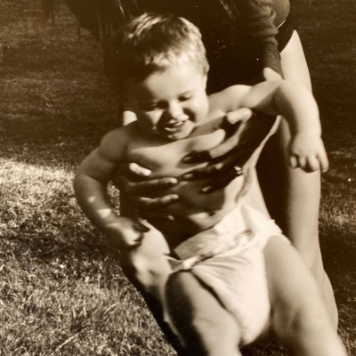 Το αγοράκι της photo είναι ο κούκλος γιος δύο πασίγνωστων celebrities