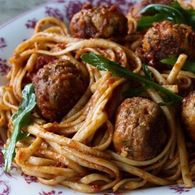 Ζυμαρικά με κεφτεδάκια γαλοπούλας: Το πιο μαμαδίστικο φαγητό από τα χέρια του Άκη