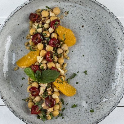 Σαλάτα με ρεβίθια και κεράσια από τον Άκη Πετρετζίκη