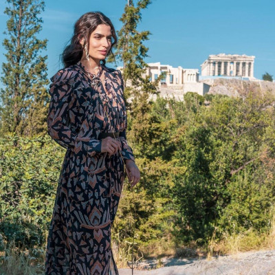 Το αέρινο σύνολο της Τόνιας Σωτηροπούλου φοριέται όλες τις ώρες της ημέρας