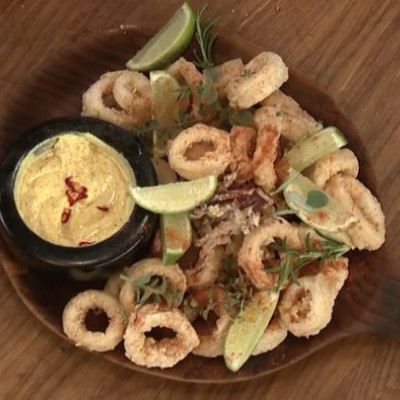 Καλαμαράκια τηγανητά: Το πιο καλοκαιρινό πιάτο από τον Άκη Πετρετζίκη