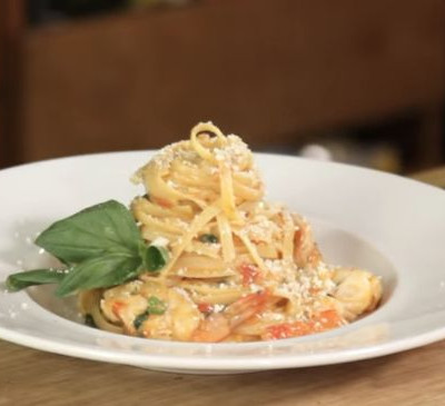 Καλοκαίρι χωρίς γαριδομακαρονάδα δεν γίνεται! Δες τη συνταγή του Άκη Πετρετζίκη