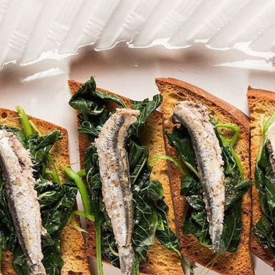 Γαύρος σκορδάτος: Ο Άκης Πετρετζίκης φτιάχνει τον απόλυτο καλοκαιρινό μεζέ