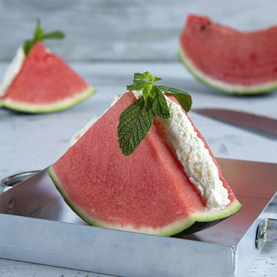 Καρπούζι γεμιστό με μους τυριού: Το εναλλακτικό σνακ από τον Άκη Πετρετζίκη