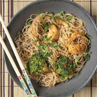 Noodles με γαρίδες και μπρόκολο από τον Άκη Πετρετζίκη