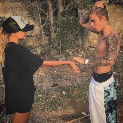 Ο Justin Bieber μας δείχνει την ανιψιά του και πιάνουμε κάποια #daddyvibes