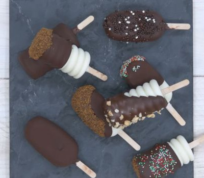 Ο Άκης Πετρετζίκης φτιάχνει παγωτό καρύδα με 2 υλικά