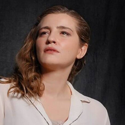 Άγριες Μέλισσες Η Λενιώ αδυνάτισε κι άλλο-Δες την με εντυπωσιακό floral φόρεμα!