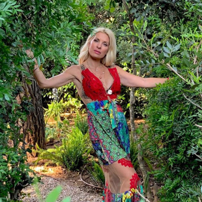 Η Ελένη Μενεγάκη μας αφήνει να δούμε τις ατέλειές της. Και μπράβο της