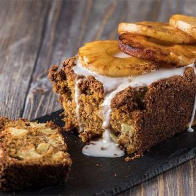 Ο Άκης Πετρετζίκης φτιάχνει κέικ καρότου με ανανά