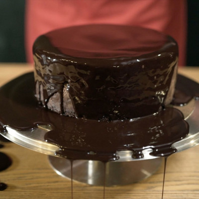 Σοκολατένιο κέικ με τρία υλικά, χωρίς αυγά και αλεύρι (vid)