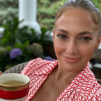 Η Jlo έφερε τα παιδιά και τη μαμά της στην δουλειά και εντυπωσιάζει ξανά