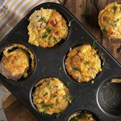 Άκης Πετρετζίκης: Εναλλακτικά muffins με κιμά