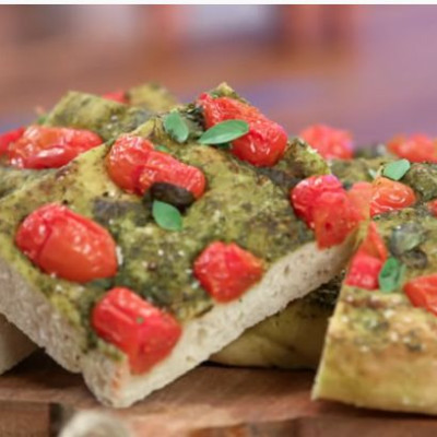 Άκης Πετρετζίκης: Φοκάτσια με ντοματίνια