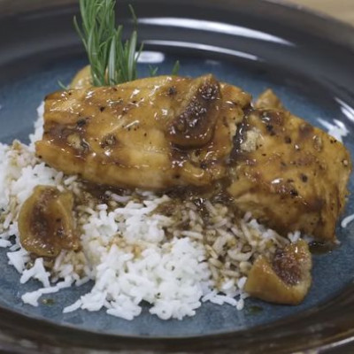 Άκης Πετρετζίκης: Σολομός σοτέ με σάλτσα σύκο